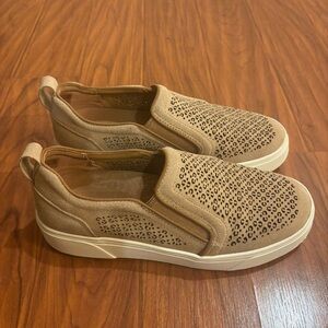 Vionic Kimmie Perf Tan Slip-On Sneakers Womens 7 Orthotic